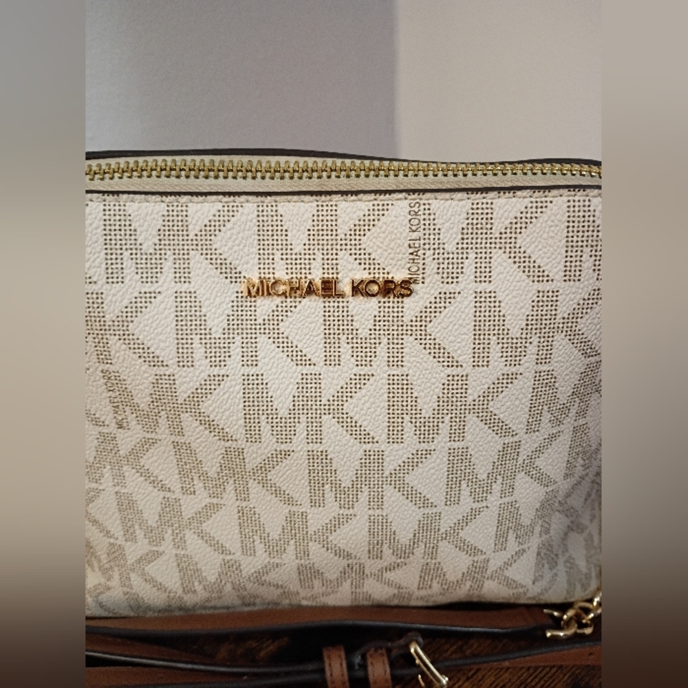 Michael Kors, EUC, Women's, Monogram Crossbody Bag with Gold Chain - Picture 3 of 10